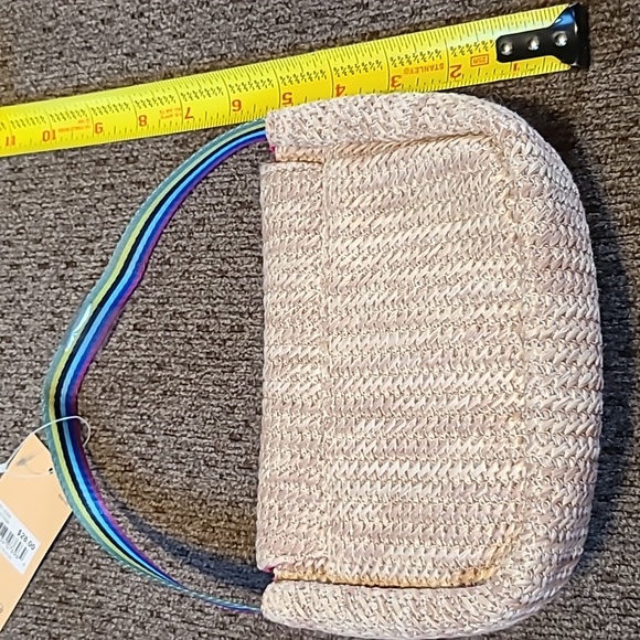 SMALL CUTE STRAW HAND BAG WITH COLORFUL POM POM - Picture 10 of 12